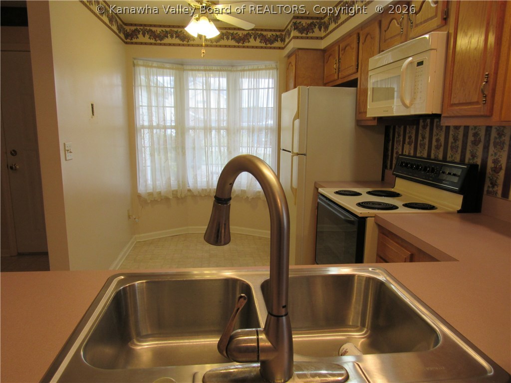 28 Wynfield Trace Winfield, WV 25213 - Photo 4 of 19 Breakfast area in kitchen.