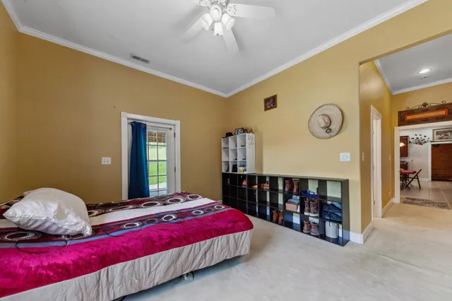 a view of a livingroom with a workspace