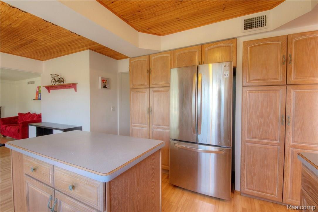 7398 Kingsbridge Road Canton, MI 48187 - Photo 13 of 47 14 Kit.jpg