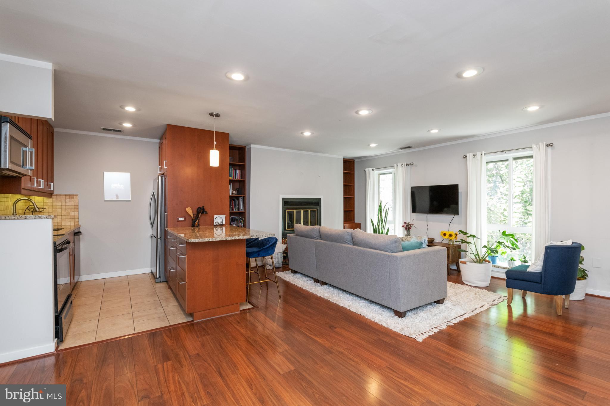 162 West Barre Street, Unit R21 Baltimore, MD 21201 - Photo 2 of 29 Bright, open concept living