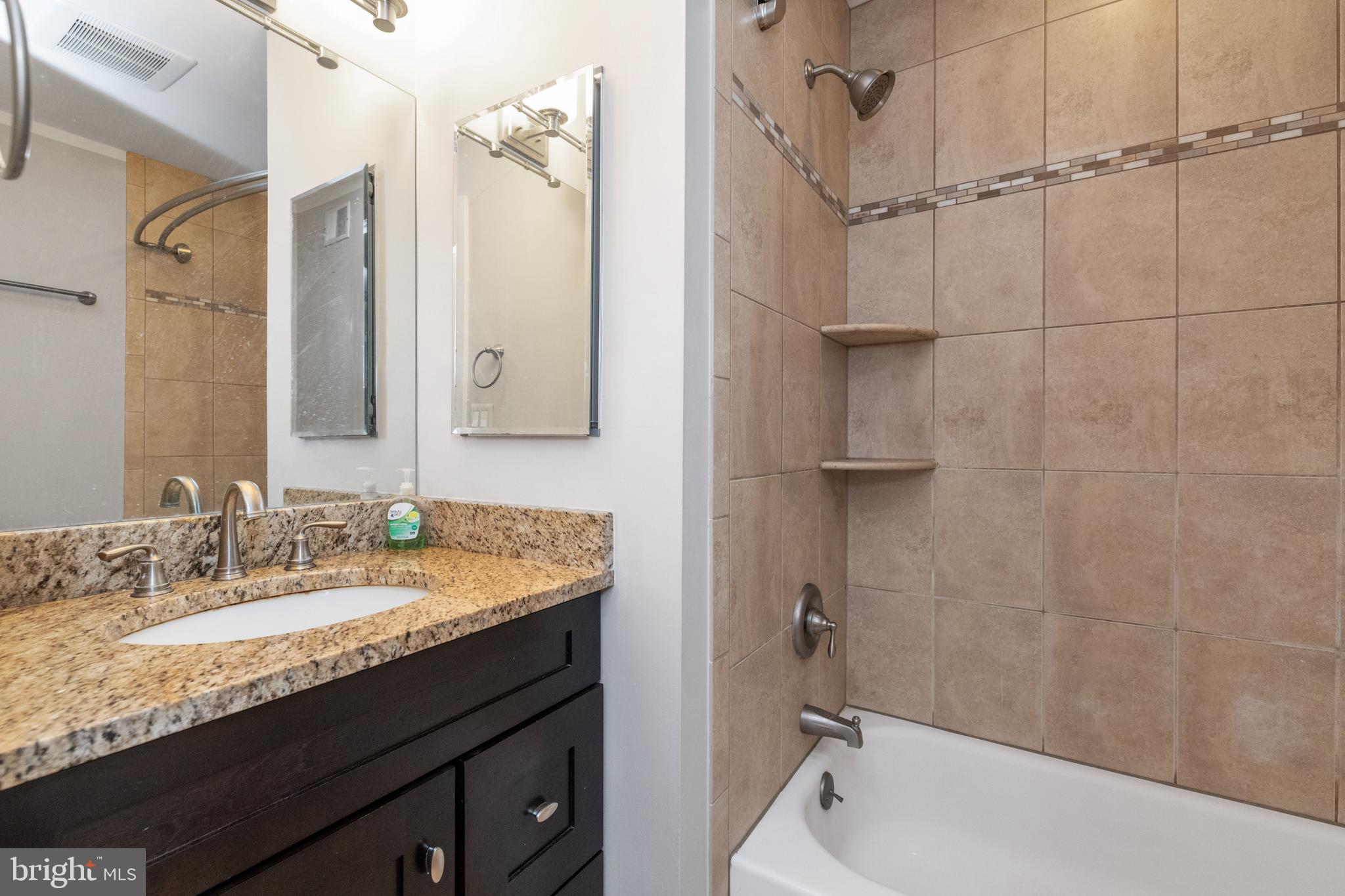 162 West Barre Street, Unit R21 Baltimore, MD 21201 - Photo 13 of 29 Primary en-suite bath