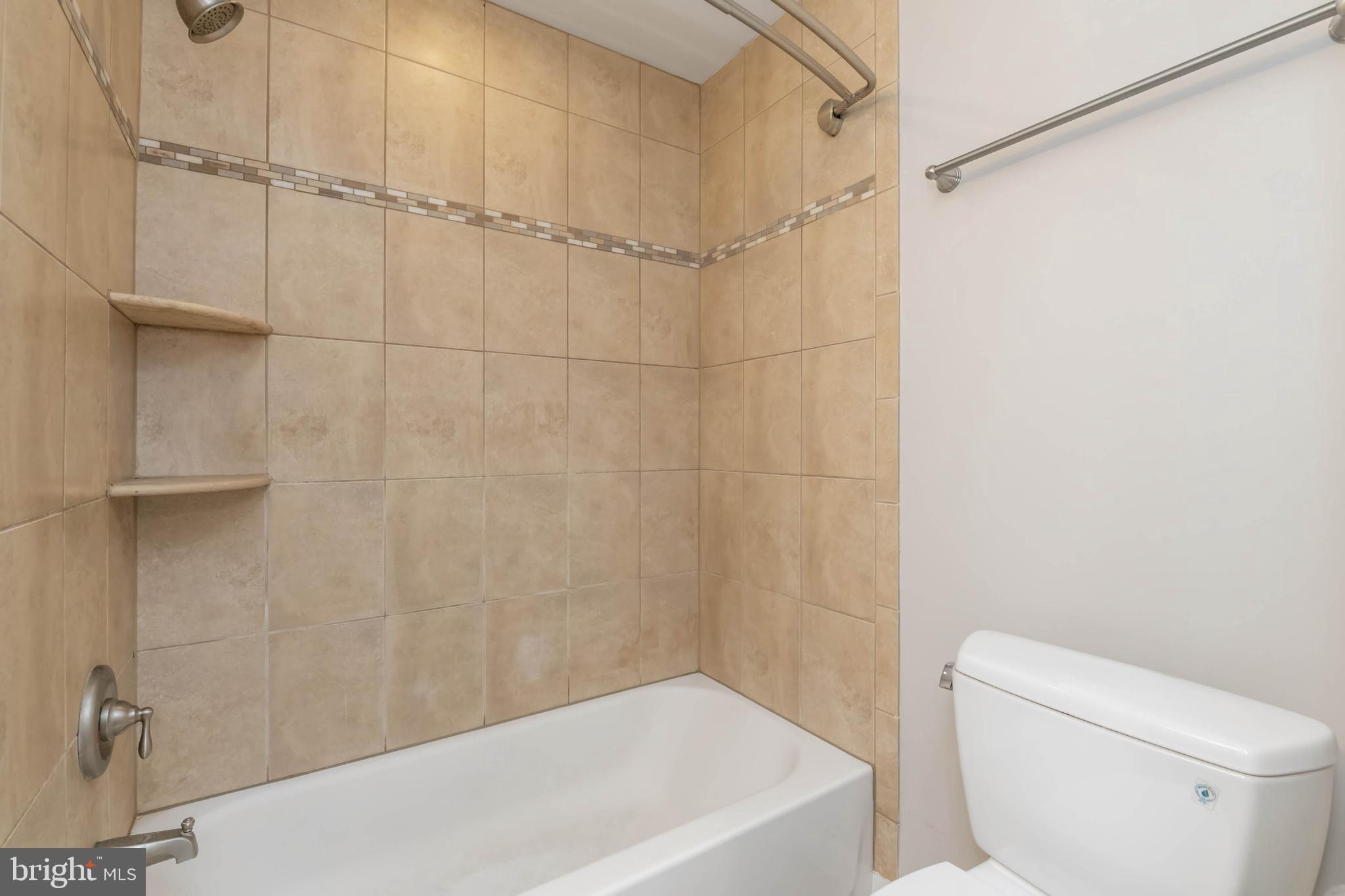 162 West Barre Street, Unit R21 Baltimore, MD 21201 - Photo 14 of 29 Primary en-suite bathroom