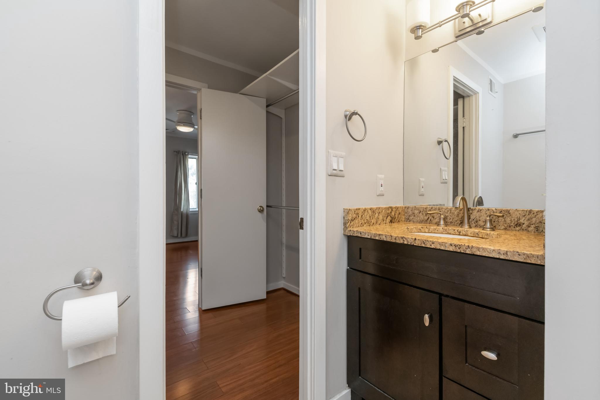 162 West Barre Street, Unit R21 Baltimore, MD 21201 - Photo 15 of 29 Primary en-suite bathroom
