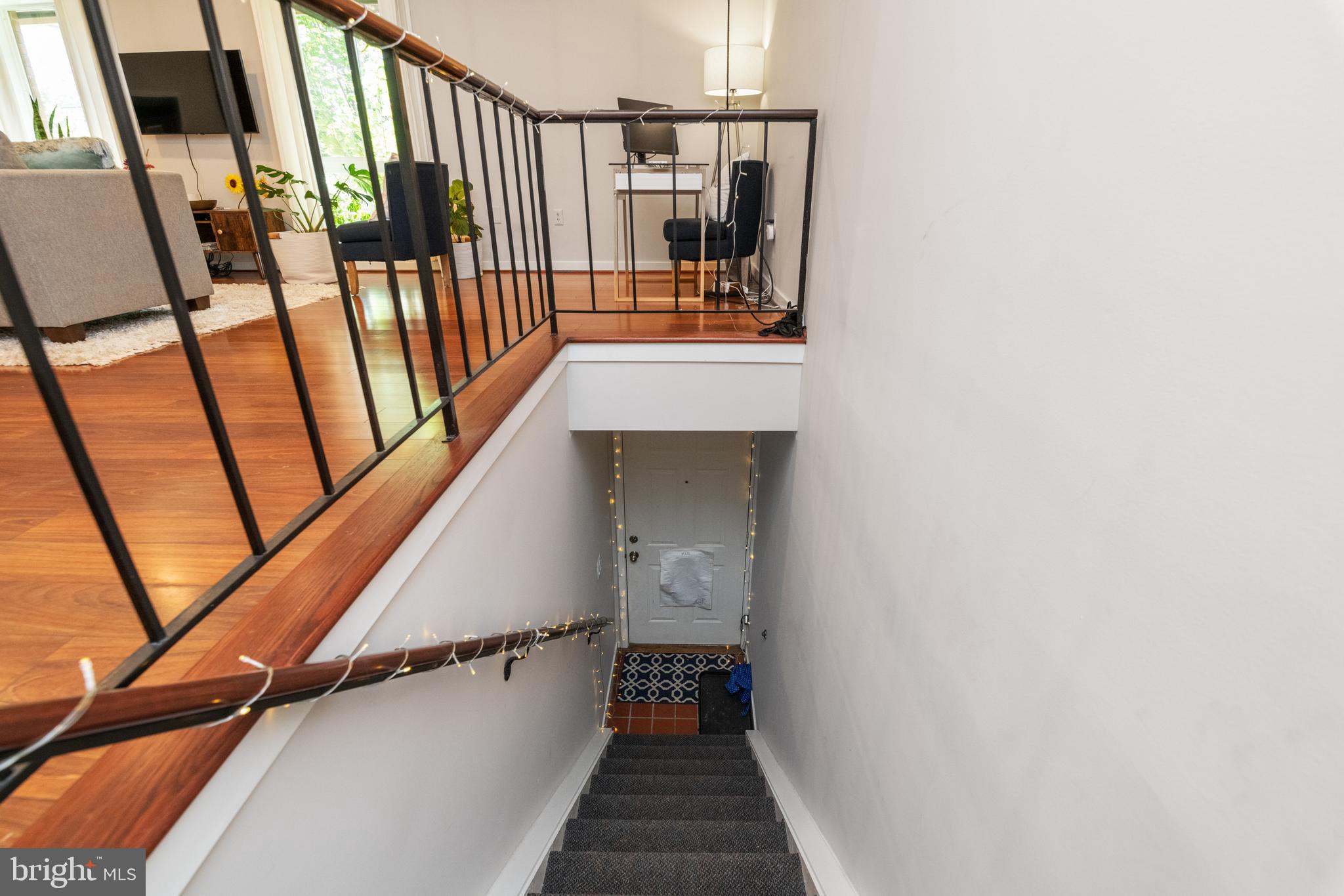 162 West Barre Street, Unit R21 Baltimore, MD 21201 - Photo 21 of 29 Entryway stairs