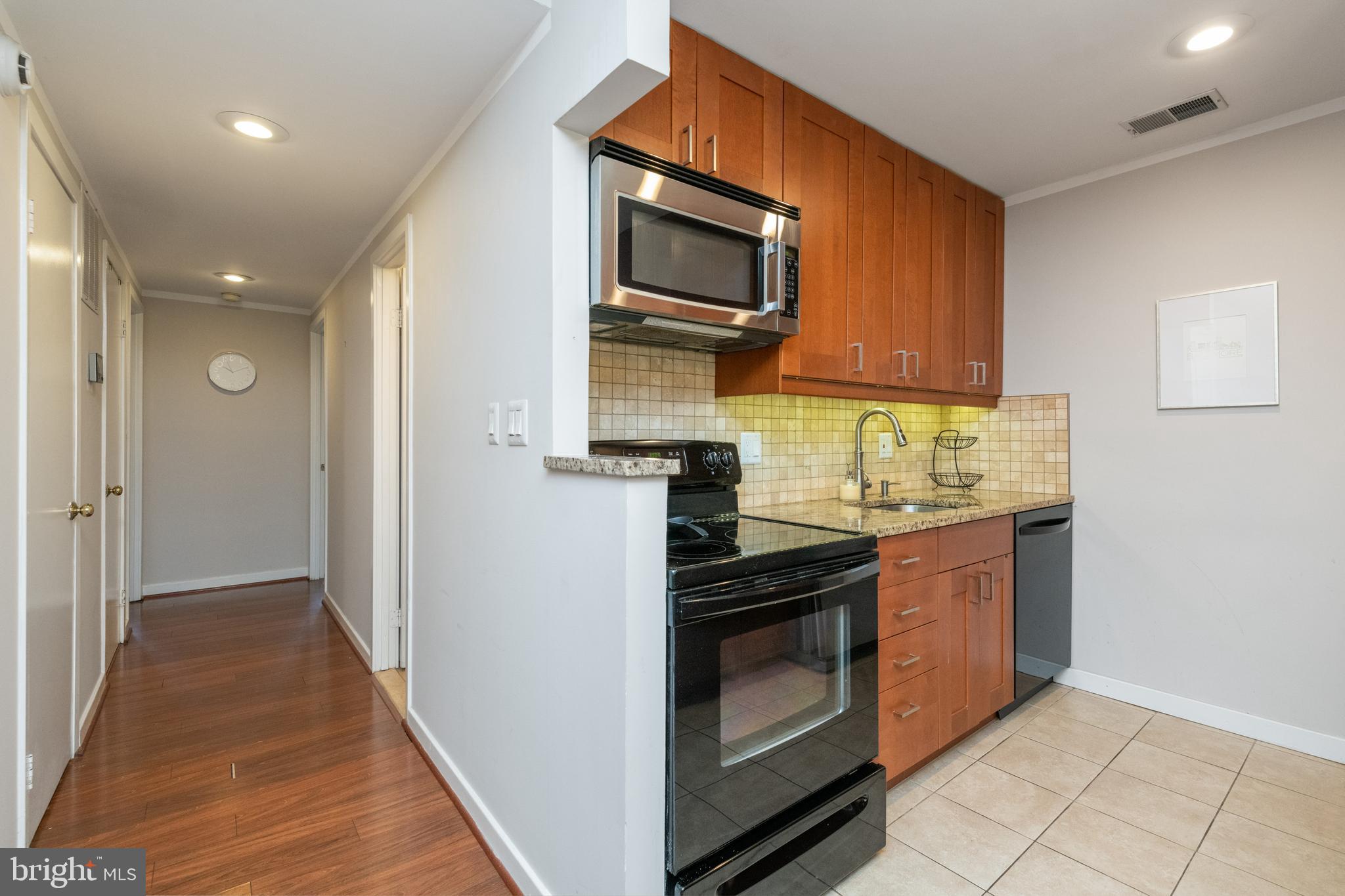 162 West Barre Street, Unit R21 Baltimore, MD 21201 - Photo 9 of 29 Updated kitchen
