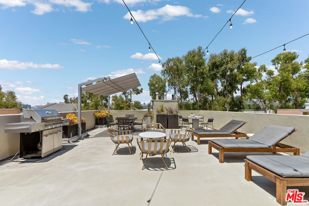 750 North Kings Road, Unit 204 Los Angeles, CA 90069 - Photo 23 of 23 a outdoor space with lots of chairs