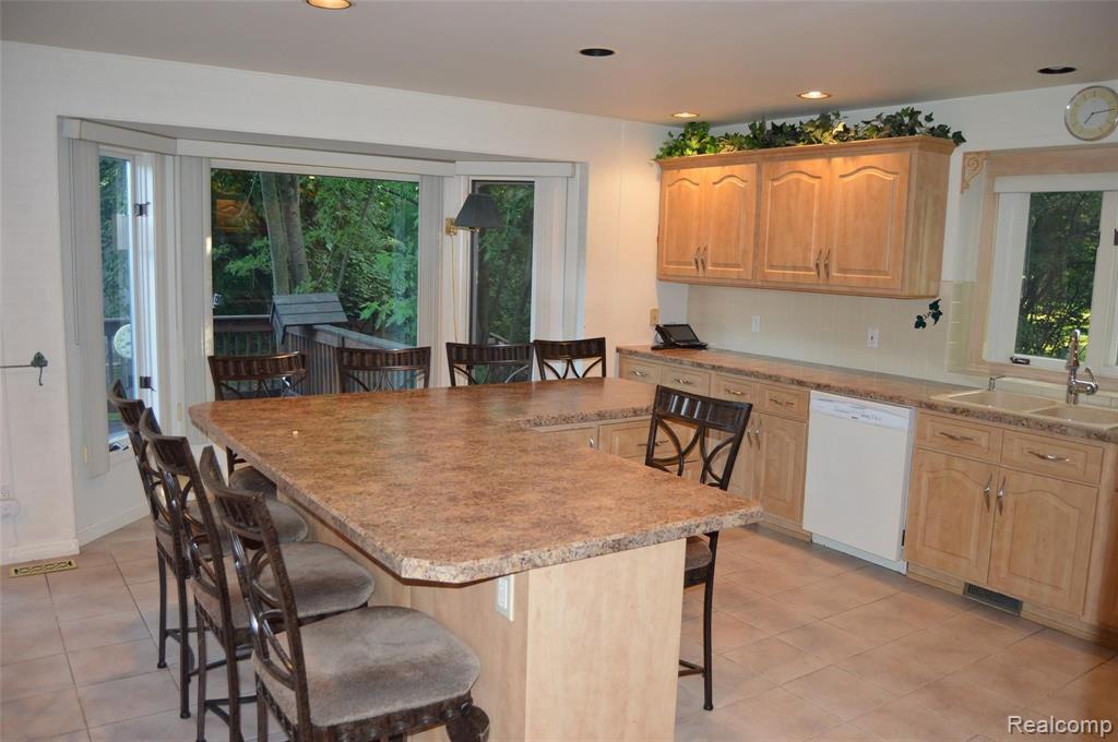 185 Nawakwa Road Rochester Hills, MI 48307 - Photo 5 of 23