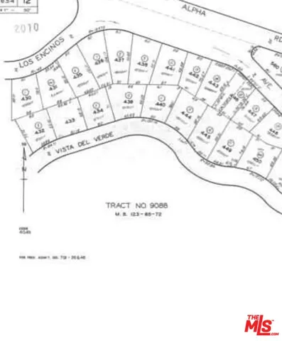 a picture of a bench in a white house