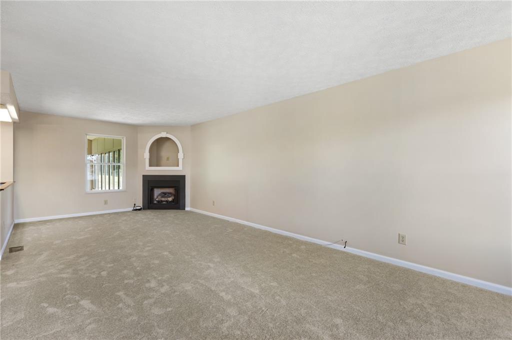 6 Wellington Court McKees Rocks, PA 15136 - Photo 3 of 24 an empty room with front door