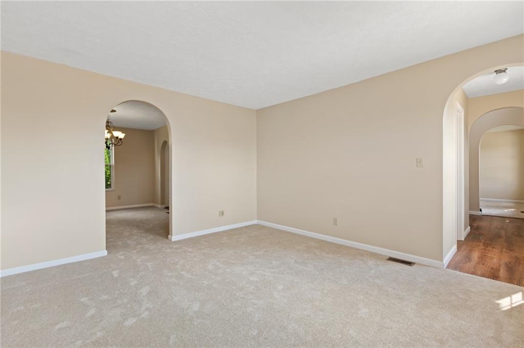 6 Wellington Court McKees Rocks, PA 15136 - Photo 8 of 24 an empty room with a mirror and vanity
