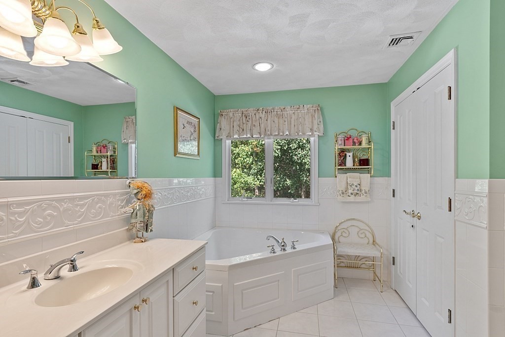 216 Rangeway Road, Unit 183 Billerica, MA 01862 - Photo 16 of 35 a bathroom with a tub sink and mirror