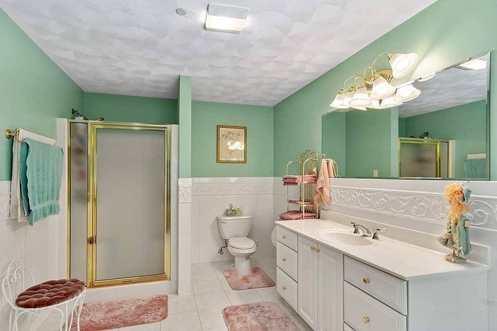 216 Rangeway Road, Unit 183 Billerica, MA 01862 - Photo 18 of 35 a bathroom with a sink toilet and shower