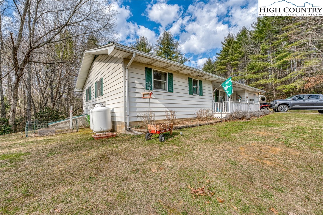 557 Waddell Road Mountain City, TN 37683 - Photo 12 of 48