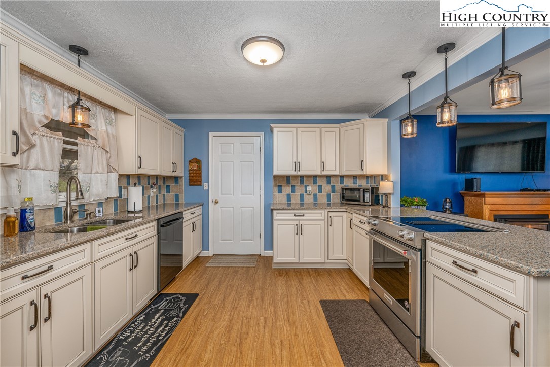 557 Waddell Road Mountain City, TN 37683 - Photo 20 of 48