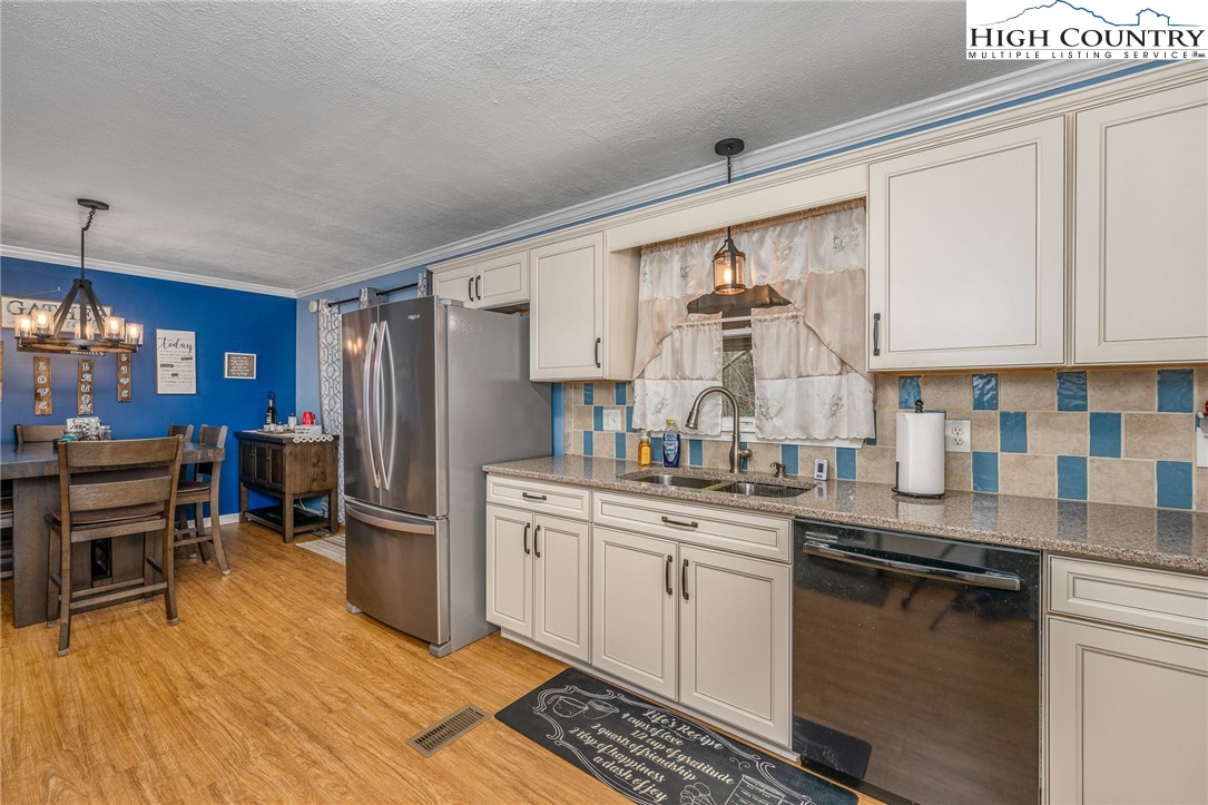 557 Waddell Road Mountain City, TN 37683 - Photo 21 of 48