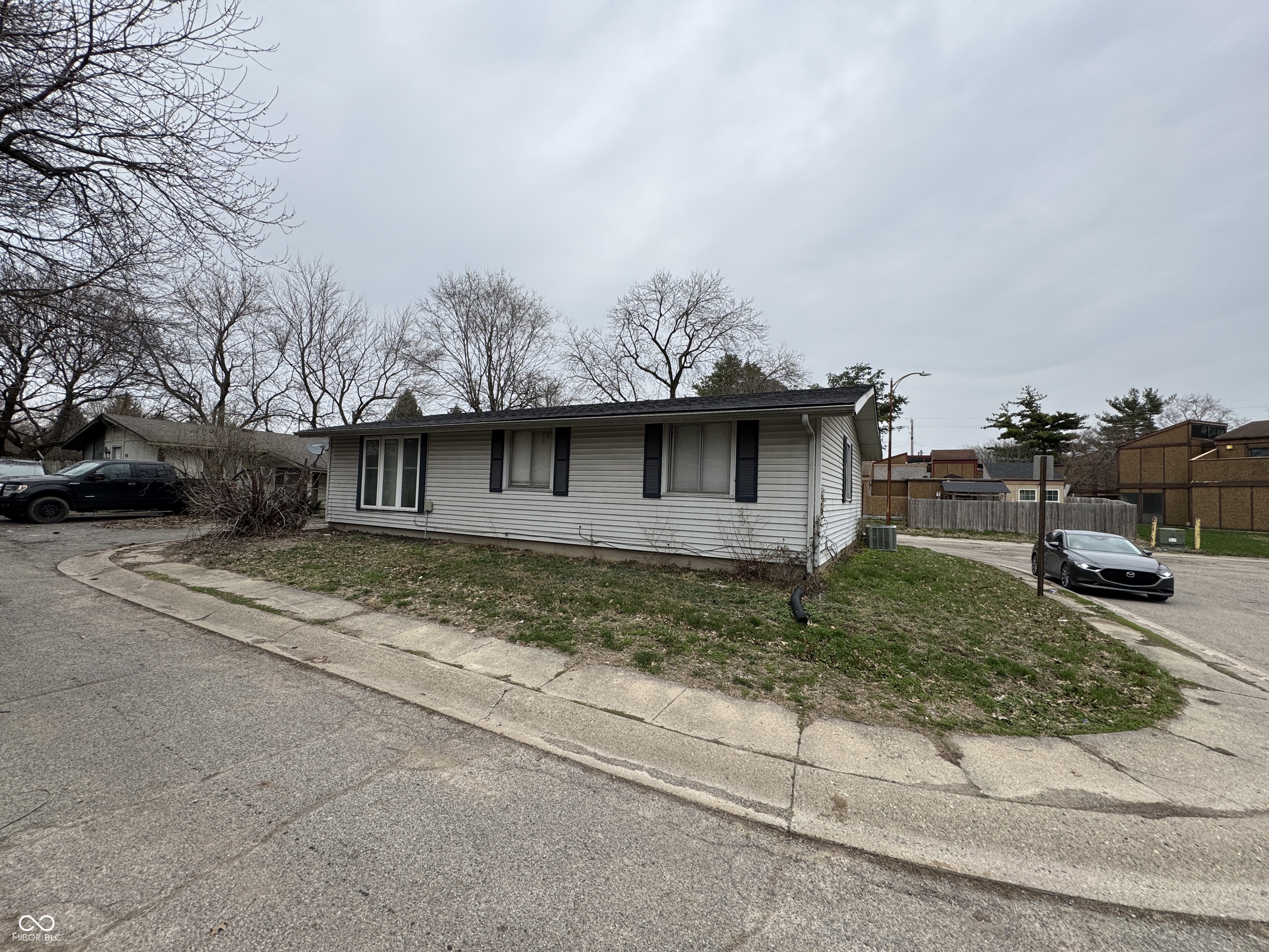2322 Silver Maple Court Indianapolis, IN 46222 - Photo 2 of 16