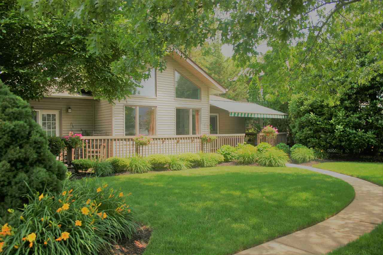 a view of a house with backyard and garden