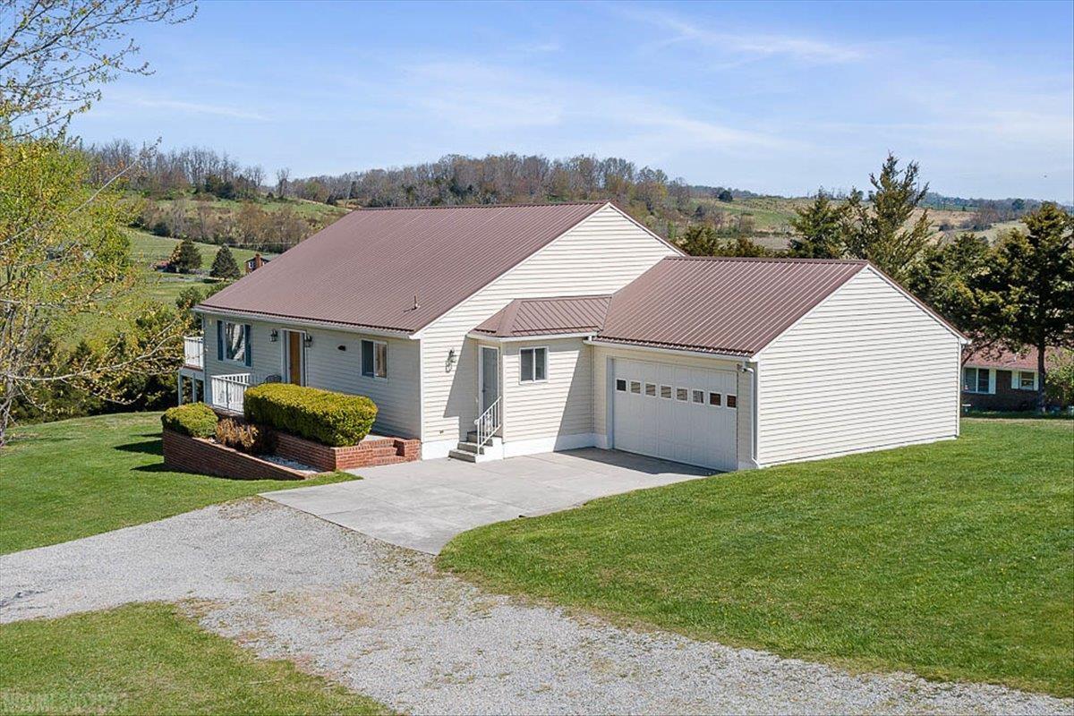 3958 Stanley Road Christiansburg, VA 24073 - Photo 3 of 67 Gallery Image 3