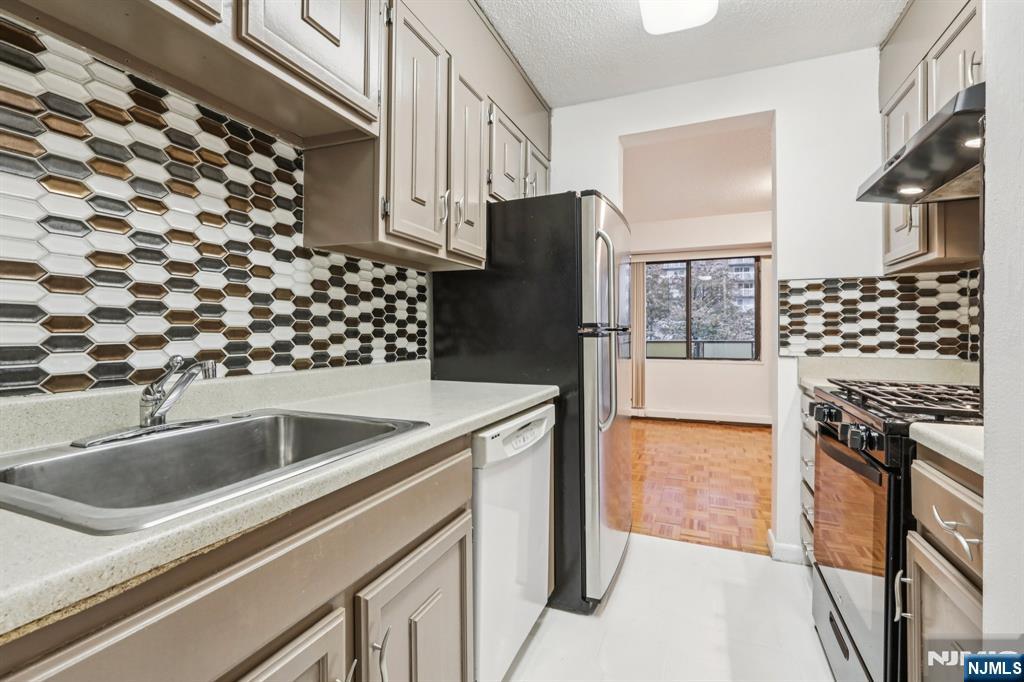 150 Overlook Avenue, Unit 6H Hackensack, NJ 07601 - Photo 18 of 29 a kitchen with a refrigerator and a stove