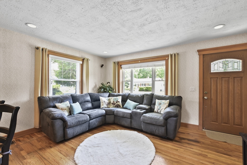 25 Robin Road Westborough, MA 01581 - Photo 5 of 42 Gallery Image 5