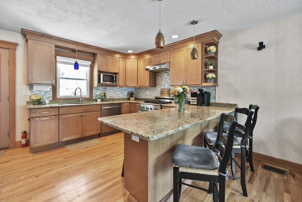 25 Robin Road Westborough, MA 01581 - Photo 8 of 42 Gallery Image 8
