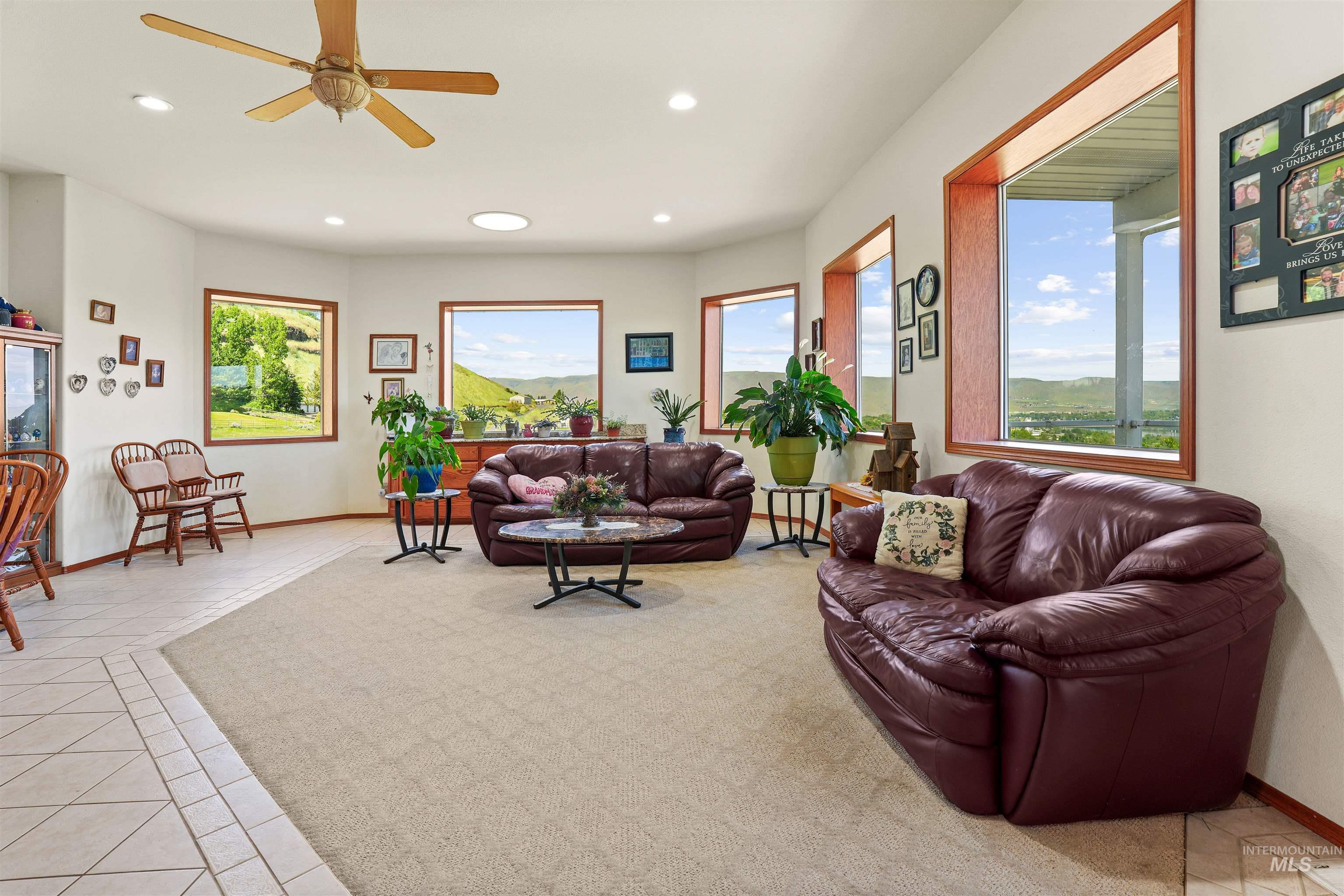 2750 South Perry Lane Clarkston, WA 99403 - Photo 15 of 47 Spacious interior featuring a combination of carpet and tiled flooring