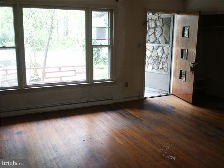 415 Main Street Delran, NJ 08075 - Photo 3 of 9 Living Room