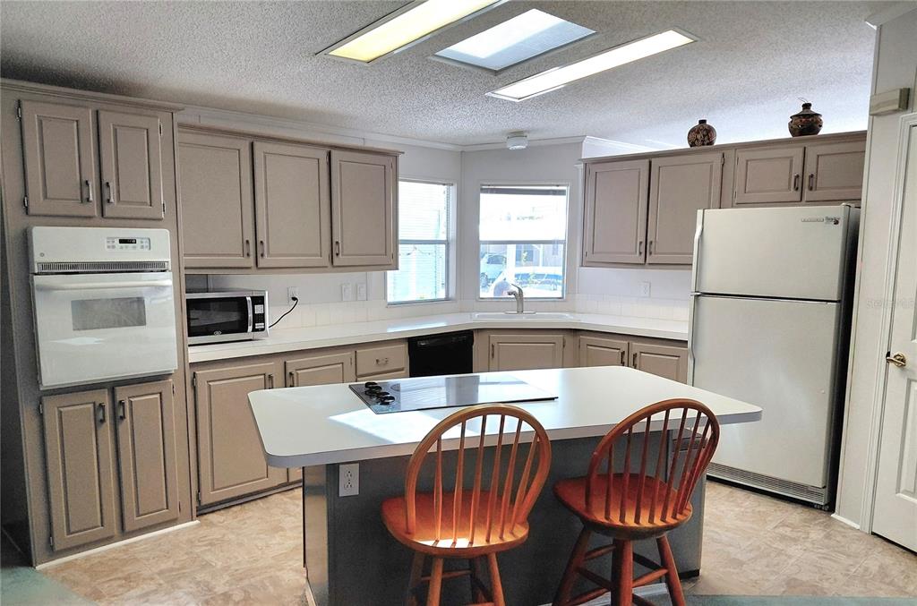 1001 Starkey Road, Unit 704 Largo, FL 33771 - Photo 8 of 17 Gallery Image 8