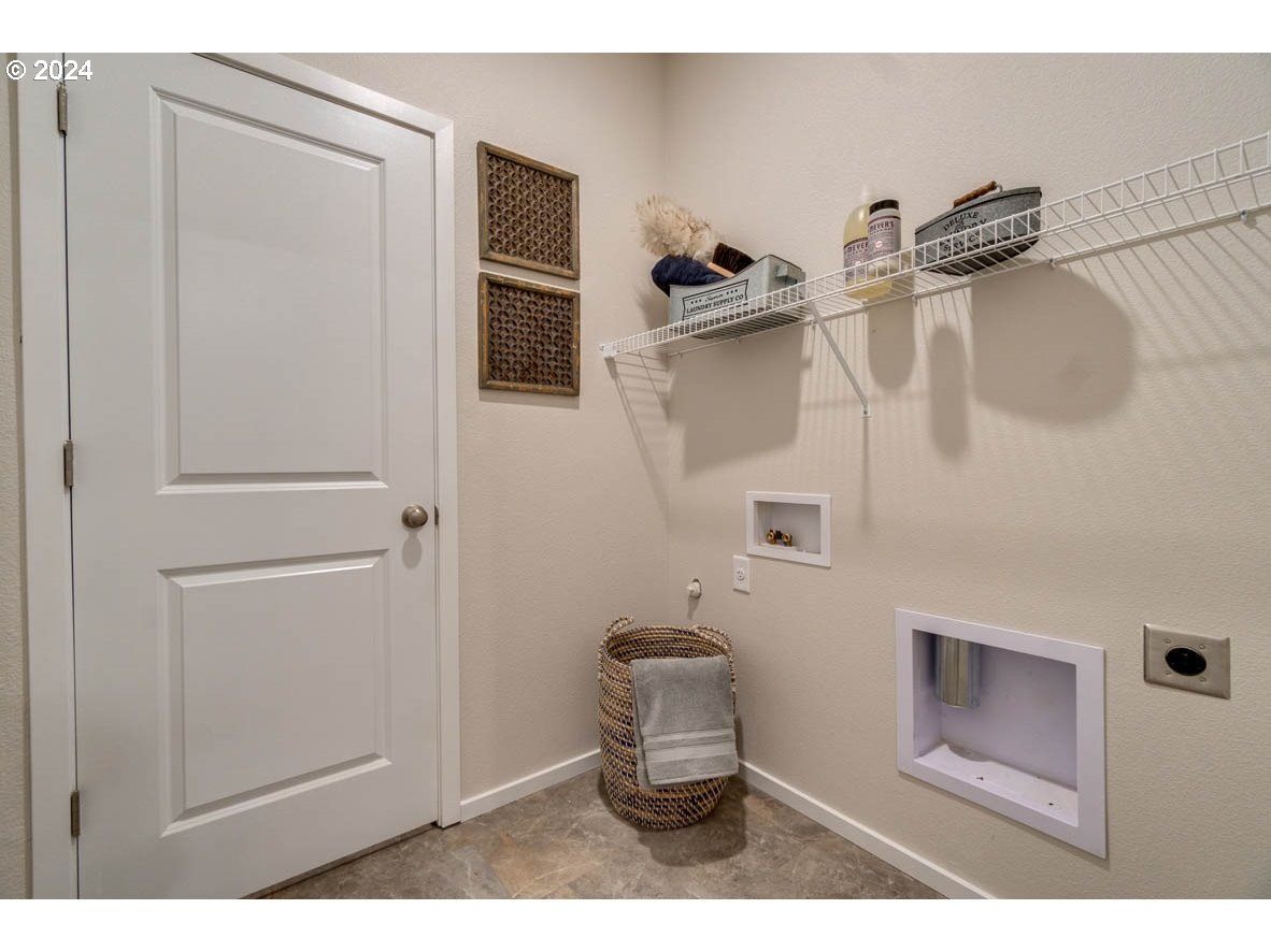 2755 V Street Springfield, OR 97477 - Photo 8 of 20 a bathroom with a shower