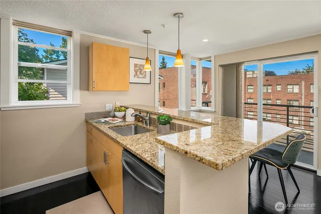$399,000 | 626 4th Avenue West, Unit 403, Seattle, WA 98119