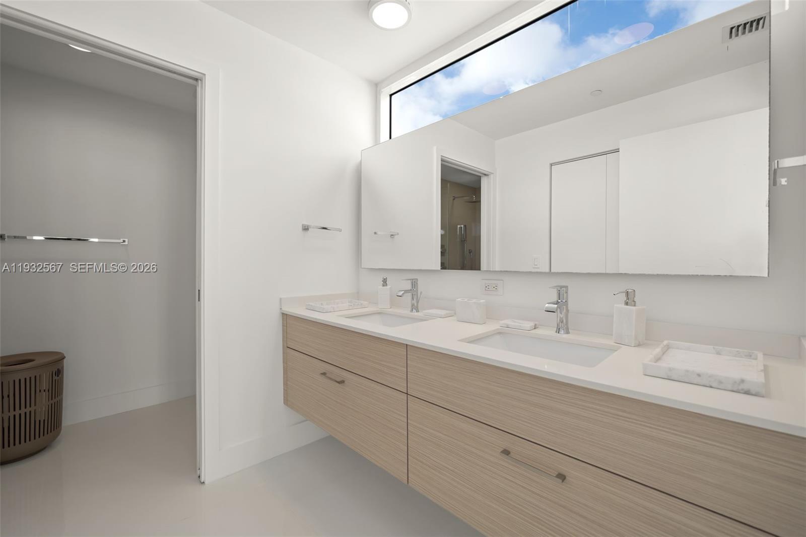 600 Northeast 27th Street, Unit 2401 Miami, FL 33137 - Photo 22 of 52 a bathroom with 2 sink and a mirror
