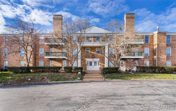 $137,500 | 10381 Oxford Hill Drive, Unit 14, St. Louis, MO 63146