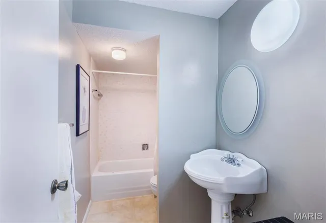 $137,500 | 10381 Oxford Hill Drive, Unit 14, St. Louis, MO 63146