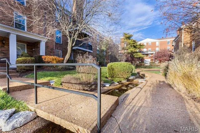 $137,500 | 10381 Oxford Hill Drive, Unit 14, St. Louis, MO 63146