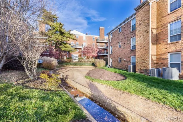$137,500 | 10381 Oxford Hill Drive, Unit 14, St. Louis, MO 63146