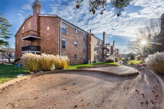 $137,500 | 10381 Oxford Hill Drive, Unit 14, St. Louis, MO 63146