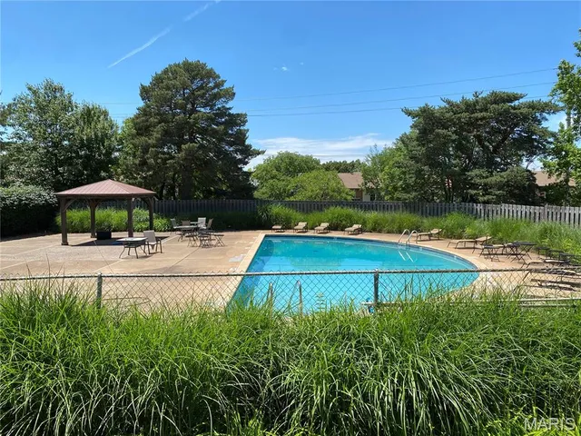 $137,500 | 10381 Oxford Hill Drive, Unit 14, St. Louis, MO 63146