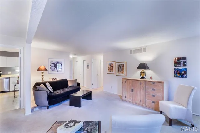 $137,500 | 10381 Oxford Hill Drive, Unit 14, St. Louis, MO 63146