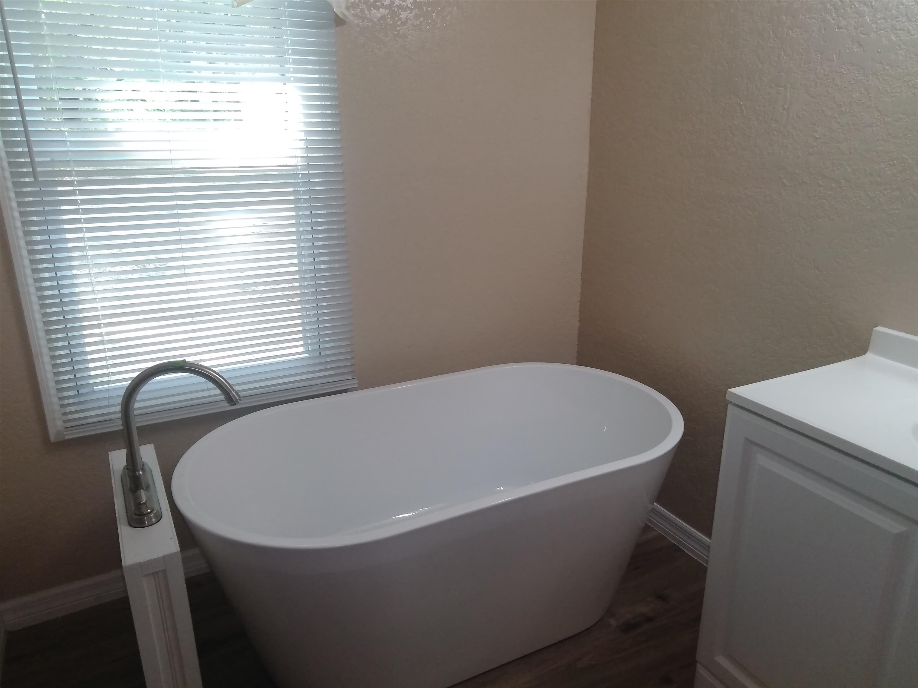 106 Putnam Loop Road Melrose, FL 32666 - Photo 15 of 28 a white bath tub sitting in a bathroom