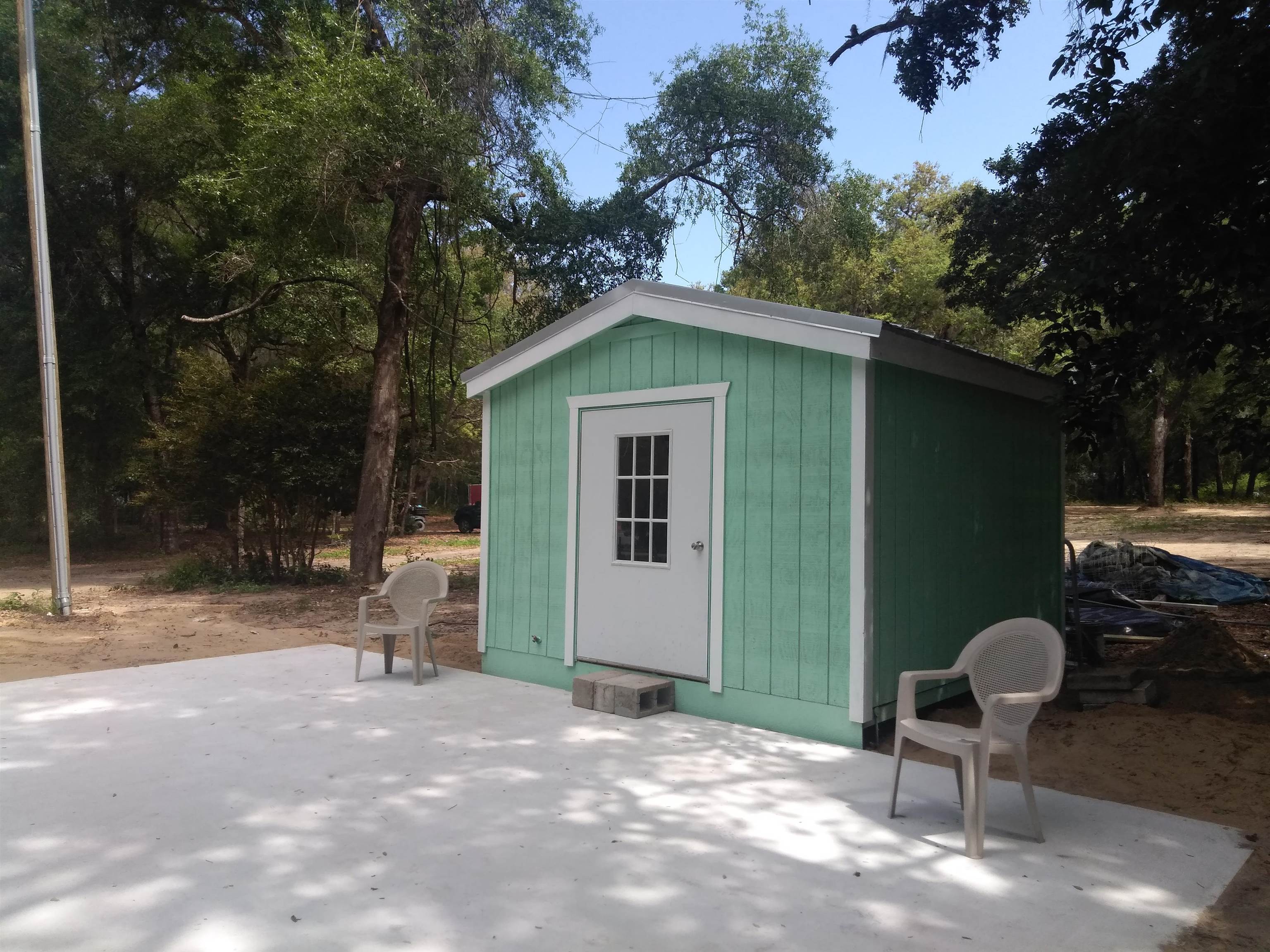 106 Putnam Loop Road Melrose, FL 32666 - Photo 22 of 28 a backyard of a house with table and chairs