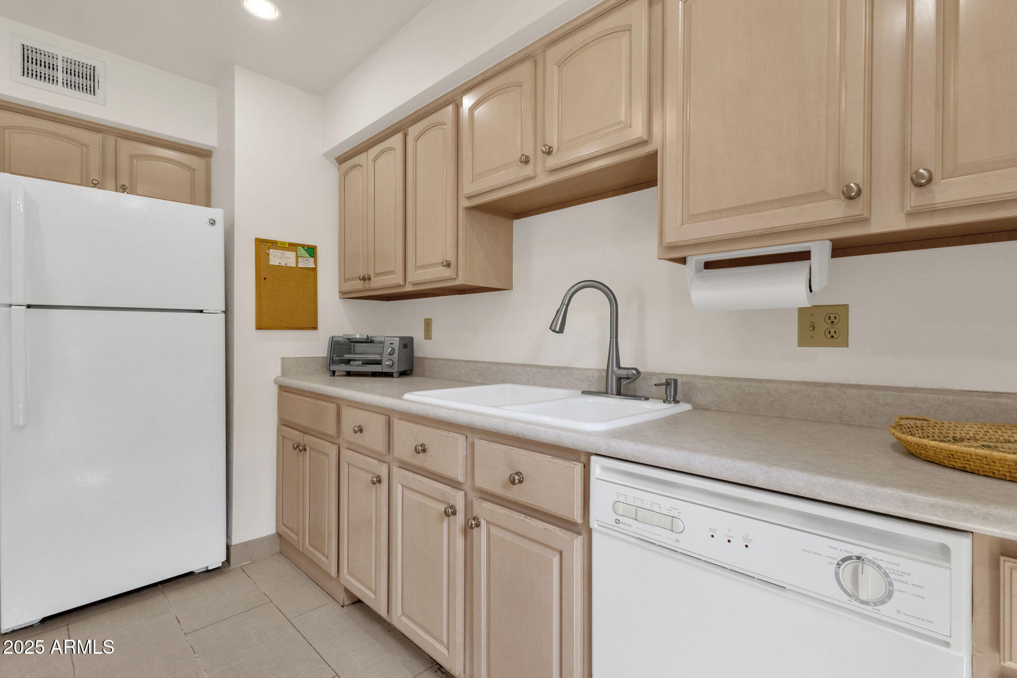 5217 North 24th Street, Unit 108 Phoenix, AZ 85016 - Photo 8 of 34 20-web-or-mls-5217-n-24th-st-108