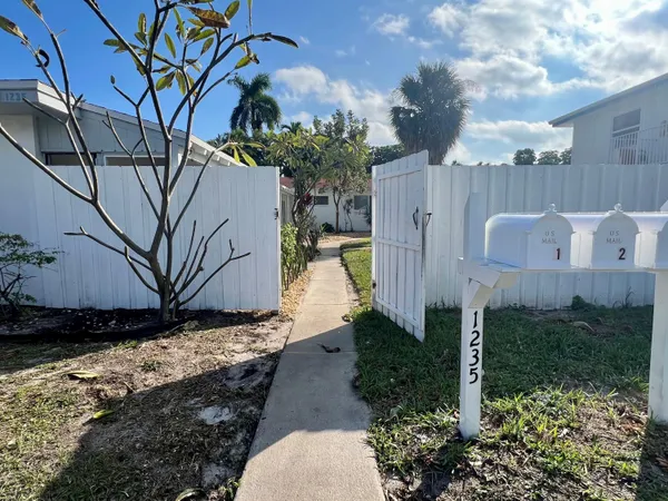 $2,200 | 1235 Beach Road, Unit 4, Singer Island, FL 33404