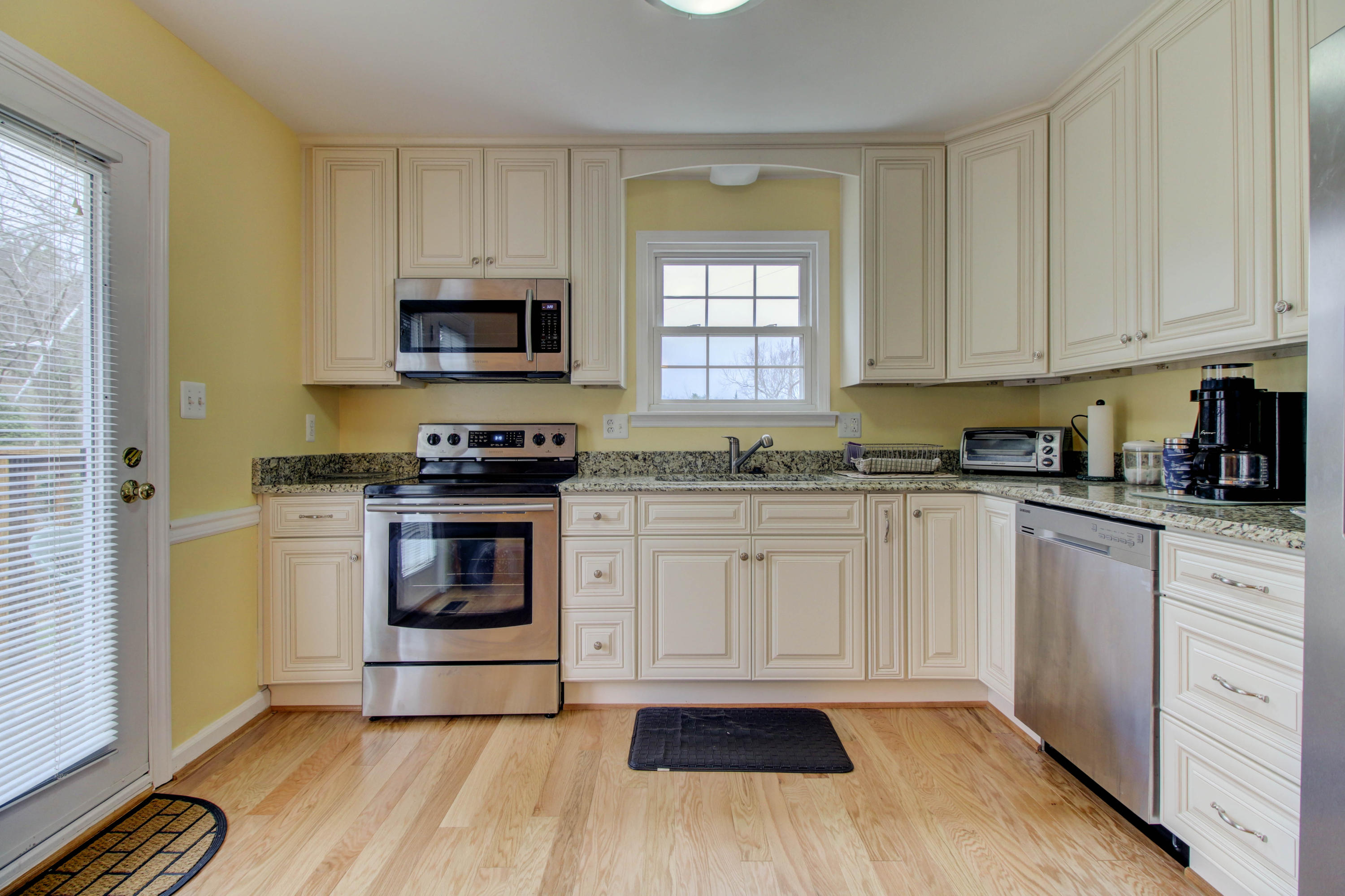 1831 McVitty Road Salem, VA 24153 - Photo 6 of 23 IMG_5827_28_29_30_31_32_33