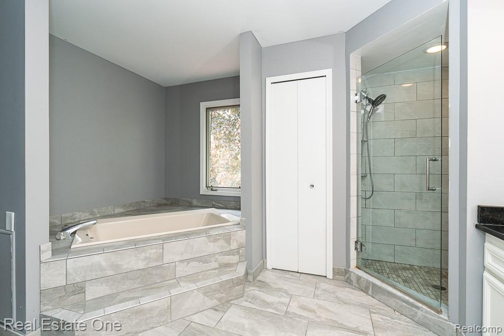 1323 Bembridge Drive Rochester, MI 48307 - Photo 22 of 33 Primary bath with tub and shower