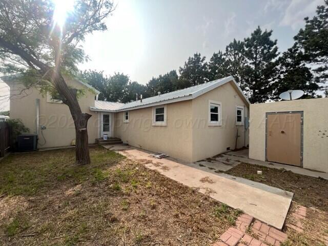 819 Ave N Sunray, TX 79086 - Photo 23 of 24 a view of a house with a yard
