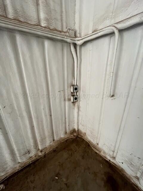 819 Ave N Sunray, TX 79086 - Photo 5 of 24 a view of a garage
