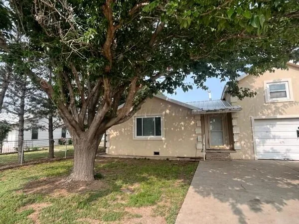 a front view of house with yard