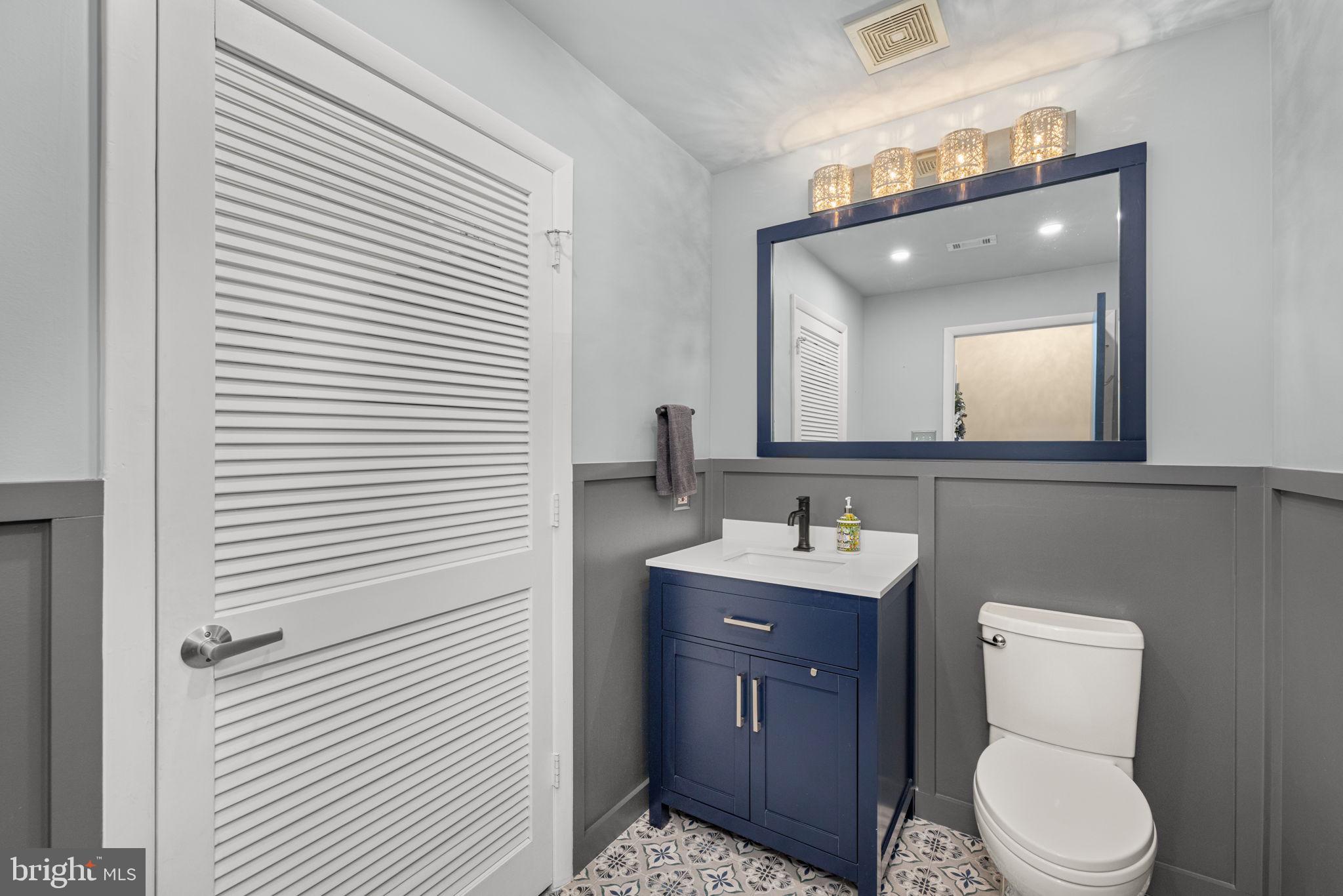 400 Massachusetts Avenue Northwest, Unit 1011 Washington, DC 20001 - Photo 11 of 31 a bathroom with a toilet a sink a mirror and vanity