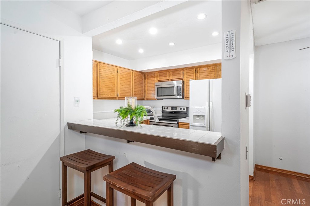 25712 Le Parc, Unit 48 Lake Forest, CA 92630 - Photo 10 of 30 a room with furniture and a potted plant