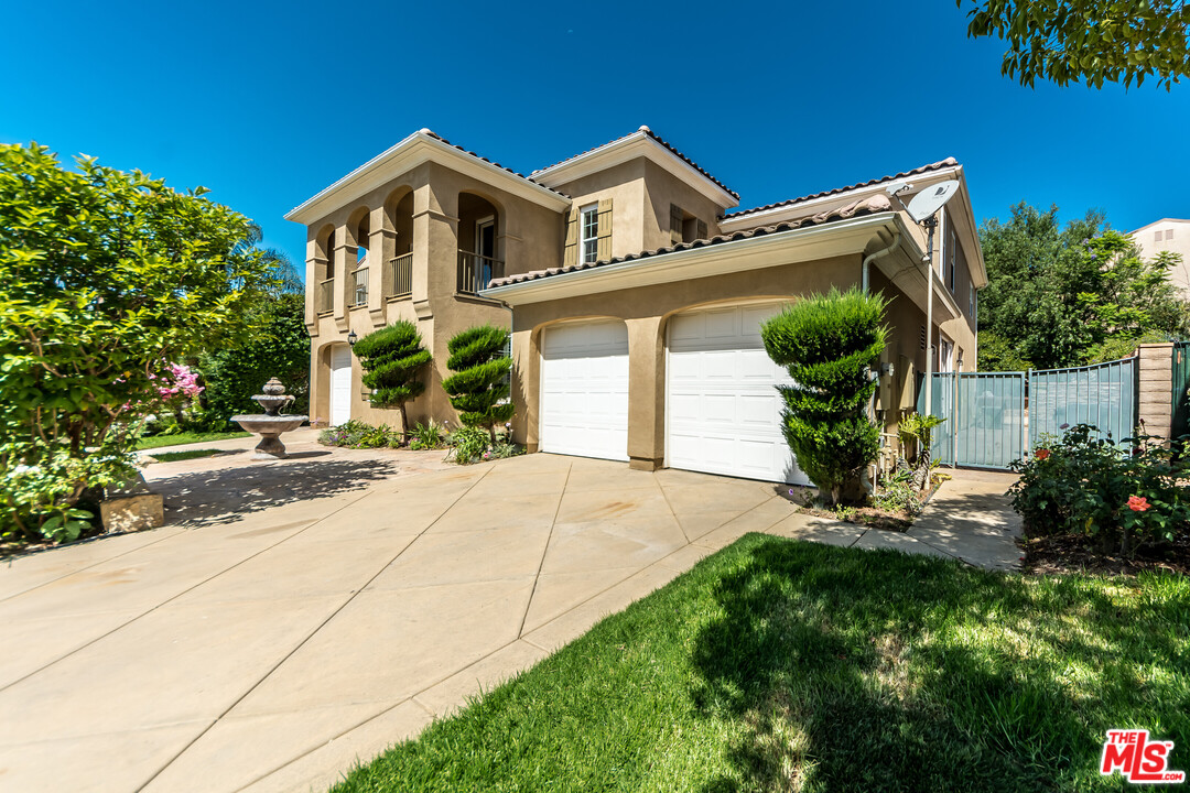 149 Laurel Ridge Drive Simi Valley, CA 93065 - Photo 2 of 53 a front view of a house with a yard and garage